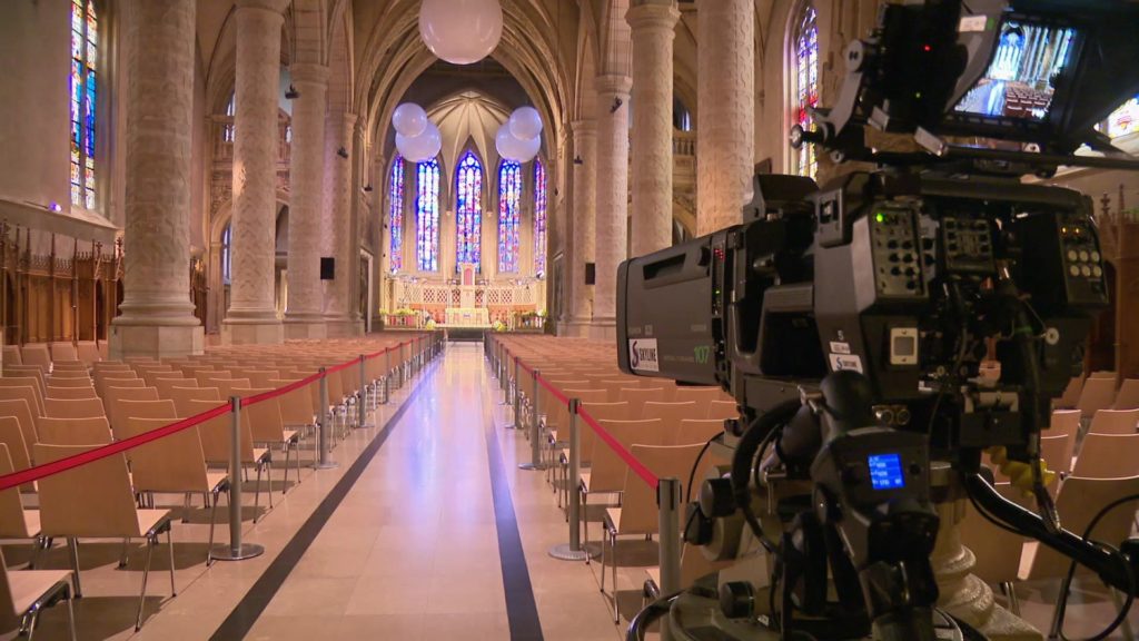 La Cathédrale Notre-Dame de Luxembourg lors de la venue du Pape, avec une caméra au premier plan.