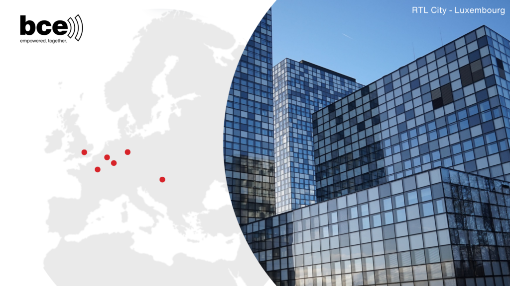 Illustration corporate représentant la présence de BCE en Europe : à gauche, une carte de l’Europe grisée, ponctuée de plusieurs points rouges indiquant différentes implantations ; à droite, un immeuble de bureaux moderne en verre situé à RTL City au Luxembourg, sous un ciel bleu. Le logo BCE accompagné de la signature « empowered, together. » apparaît dans le coin supérieur gauche, tandis que la mention « RTL City - Luxembourg » est affichée dans le coin supérieur droit.